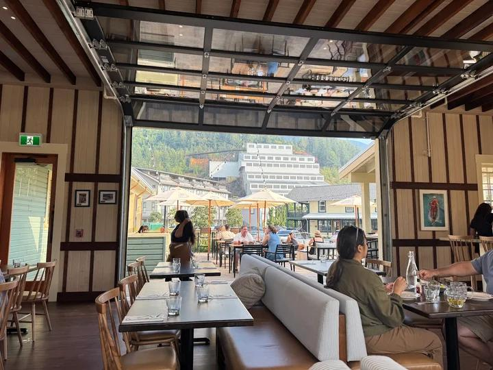 Autostrada Oyster Bar & Grill, Britannia Beach, dining room